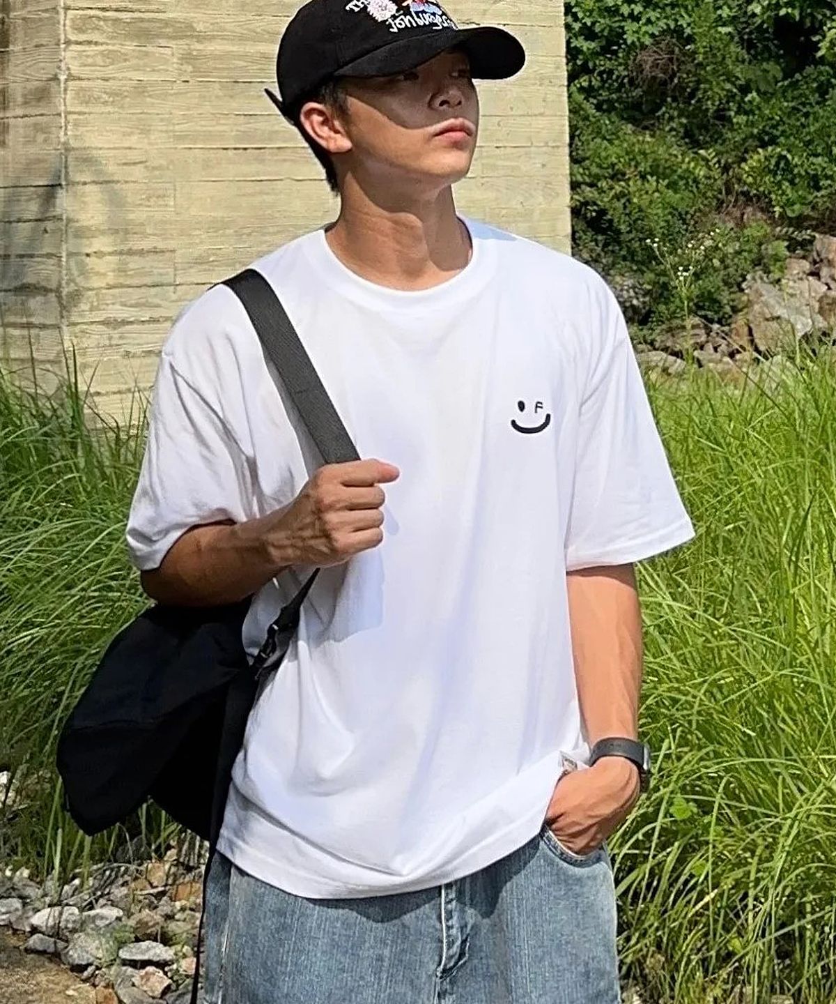 그레이버(GRAVER) [UNISEX]스몰 드로잉스마일 반팔티_화이트/블랙 로고