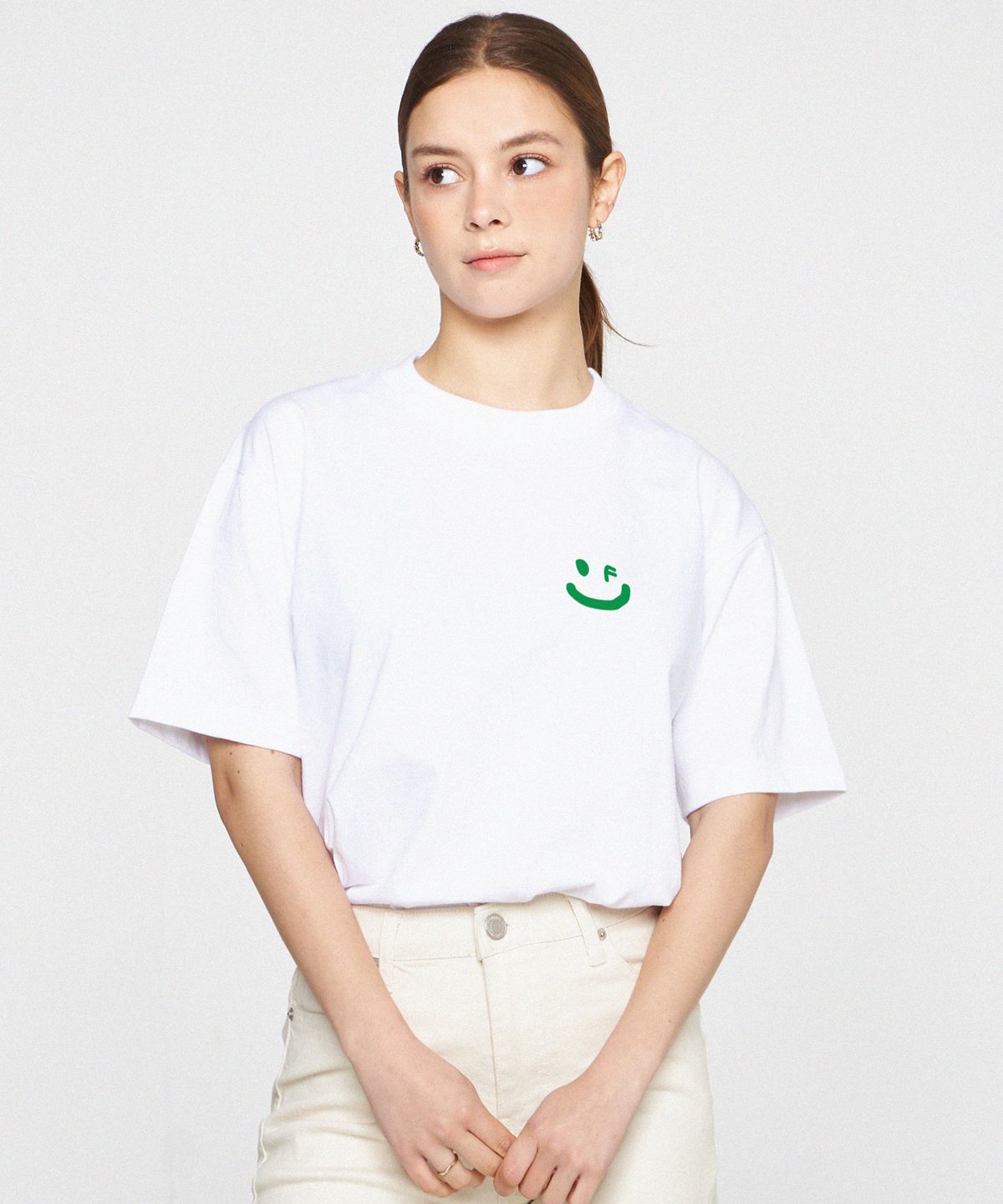 그레이버(GRAVER) [UNISEX]스몰 드로잉스마일 반팔티_화이트/그린 로고