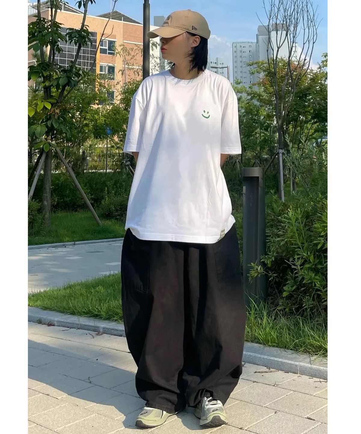 그레이버(GRAVER) [UNISEX]스몰 드로잉스마일 반팔티_화이트/그린 로고