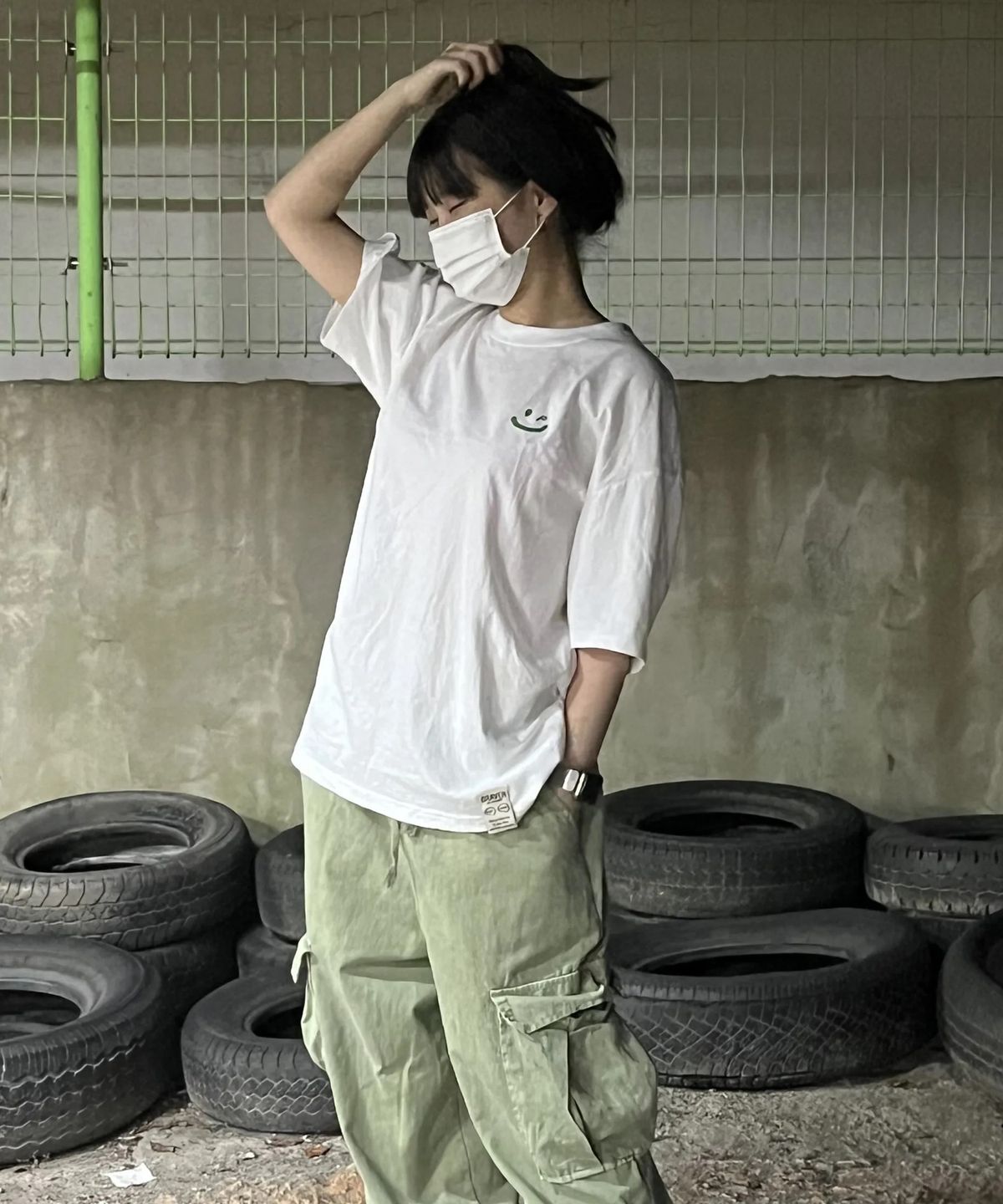 그레이버(GRAVER) [UNISEX]스몰 드로잉스마일 반팔티_화이트/그린 로고