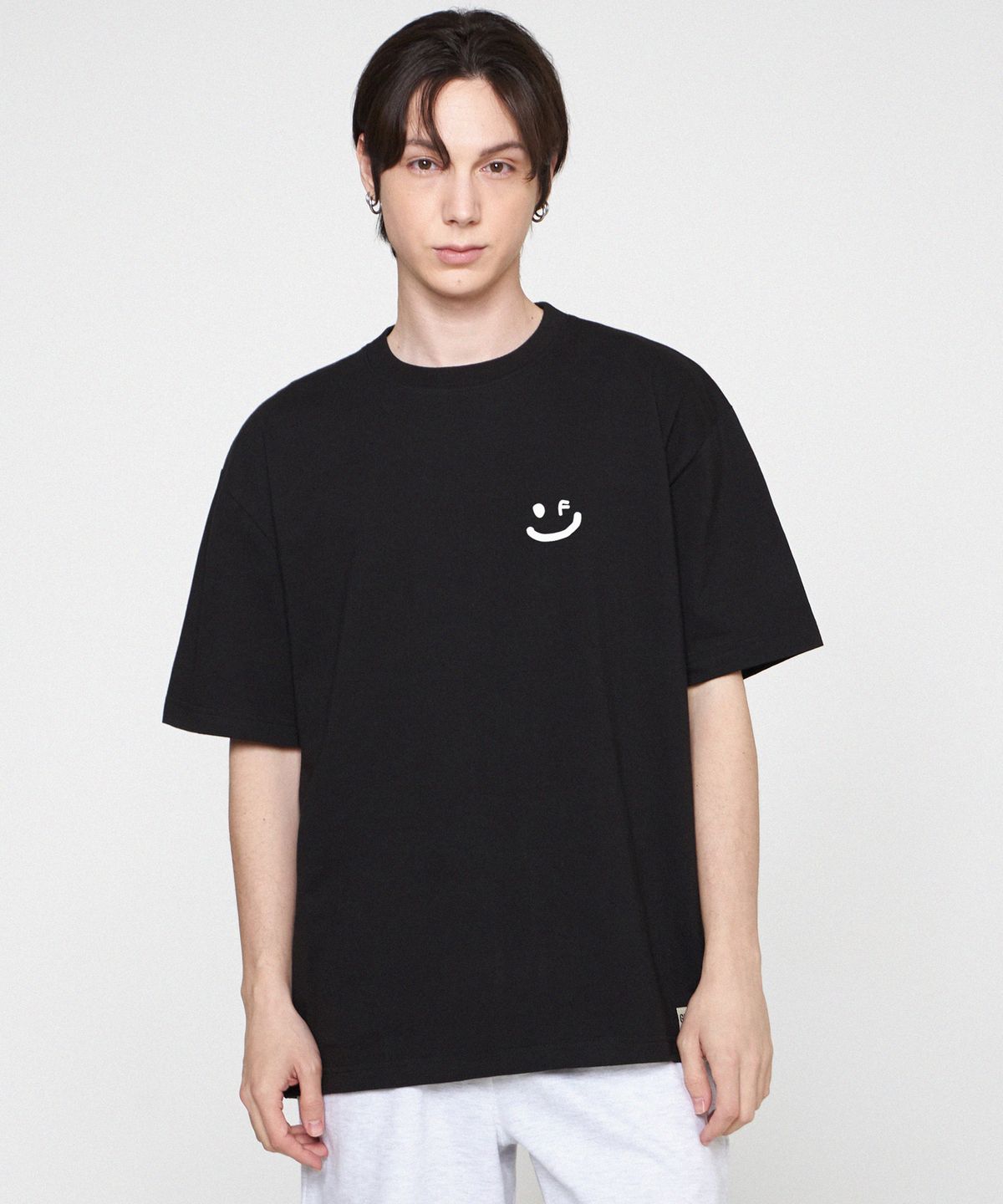 그레이버(GRAVER) [UNISEX]스몰 드로잉스마일 반팔티_블랙/화이트 로고