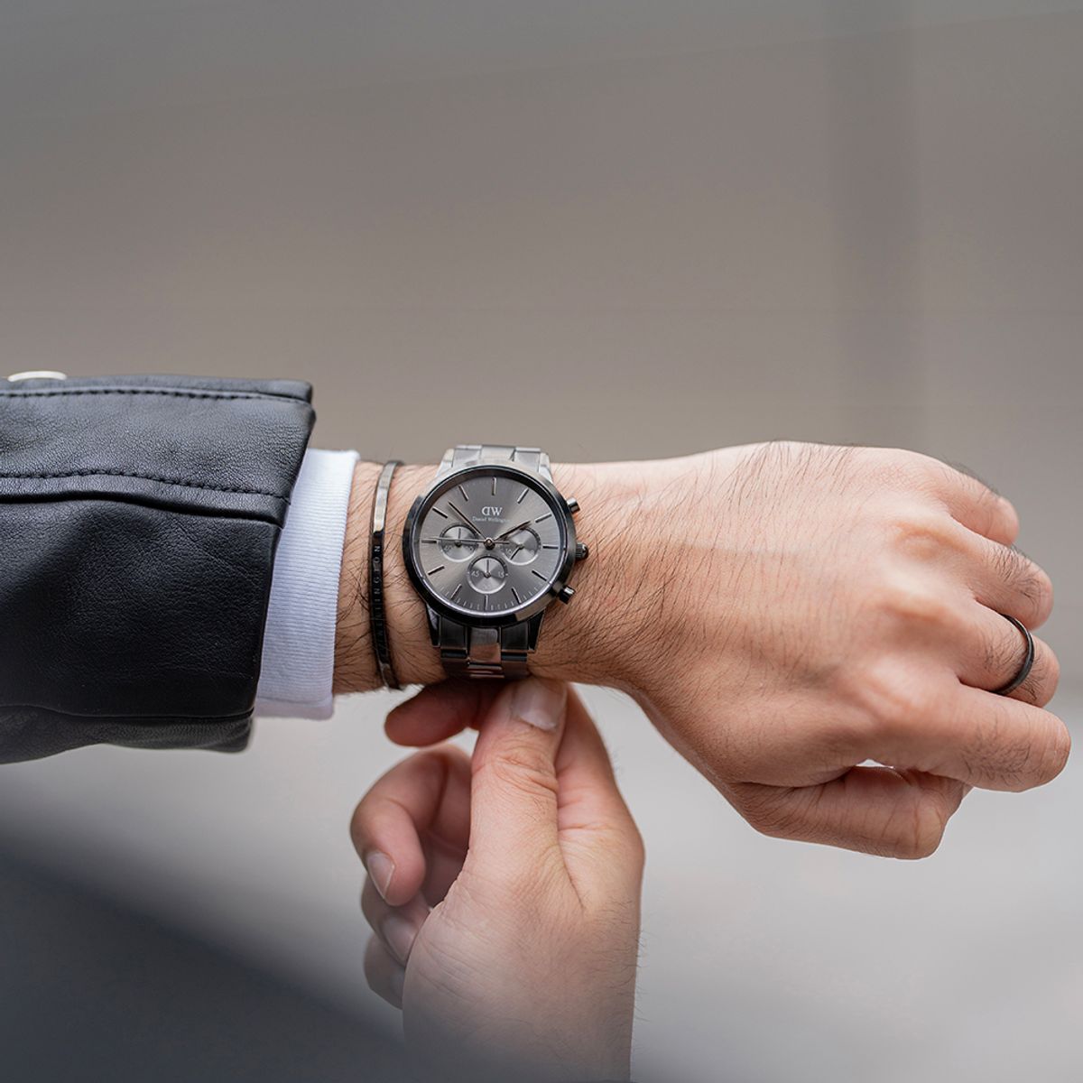 다니엘 웰링턴(DANIEL WELLINGTON) ICONIC CHRONOGRAPH LINK GRAPHITE 그레이 남자시계