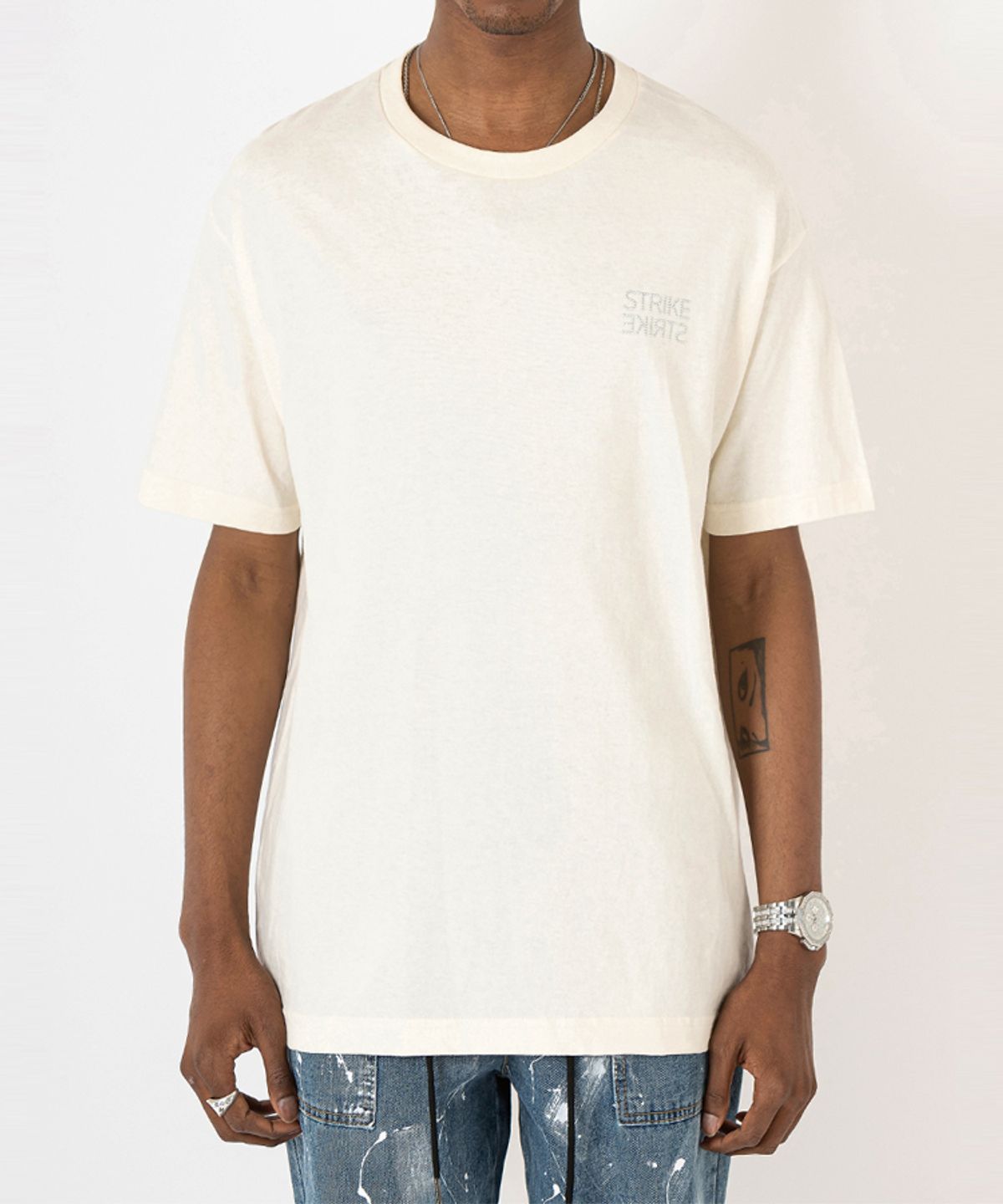 스트라이크(STRIKE) Stud Reversal Logo Regular T-Shirt (CREAM)