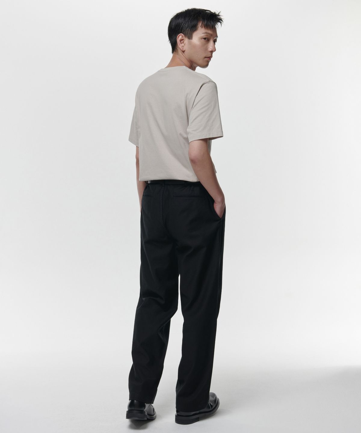 무신사 스탠다드(MUSINSA STANDARD) 백 사틴 오피서 팬츠 [블랙]