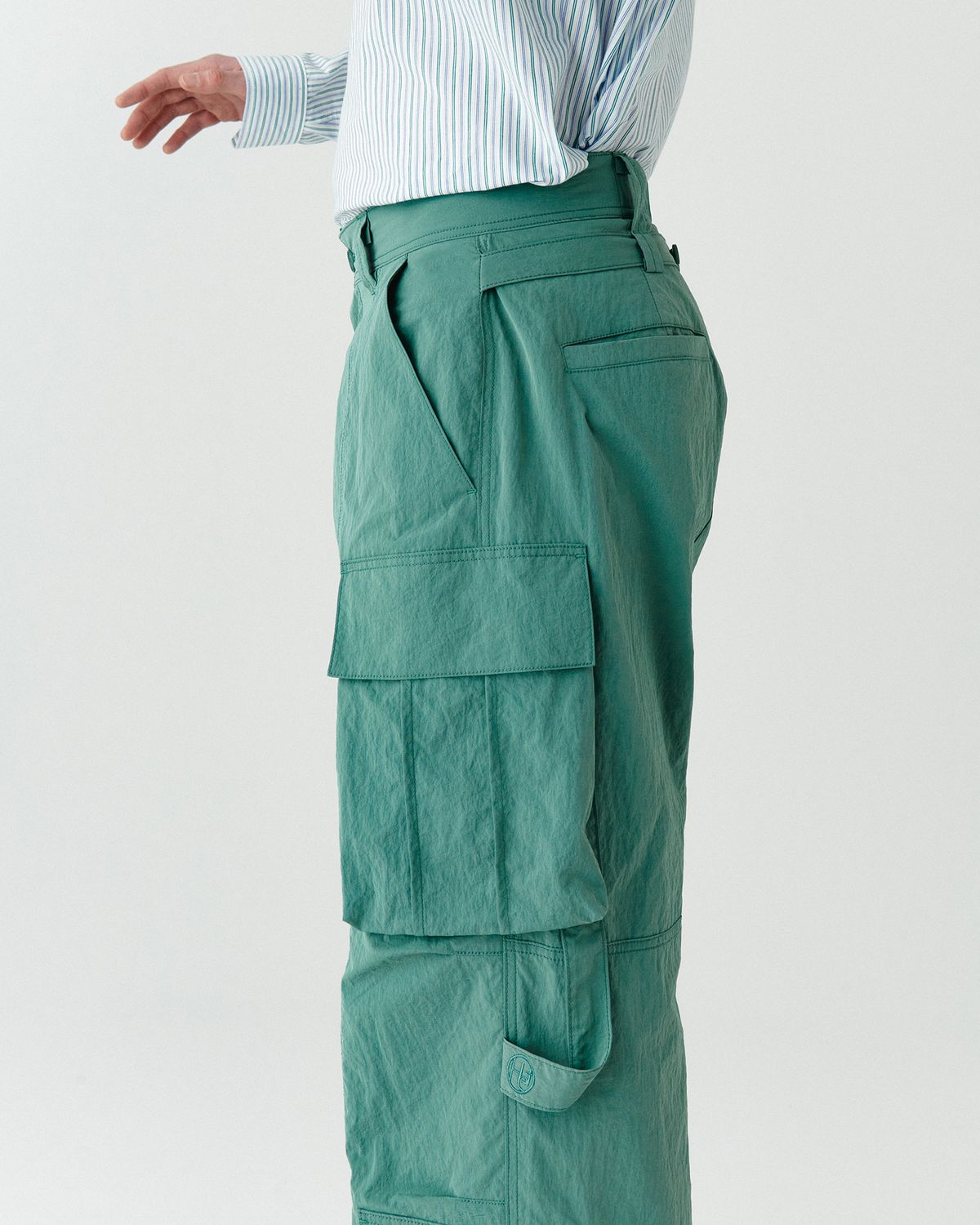 호이테(HEUTE) HET STRAP CARGO PANTS GREEN