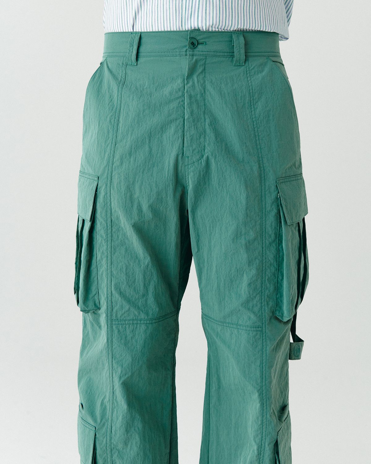 호이테(HEUTE) HET STRAP CARGO PANTS GREEN