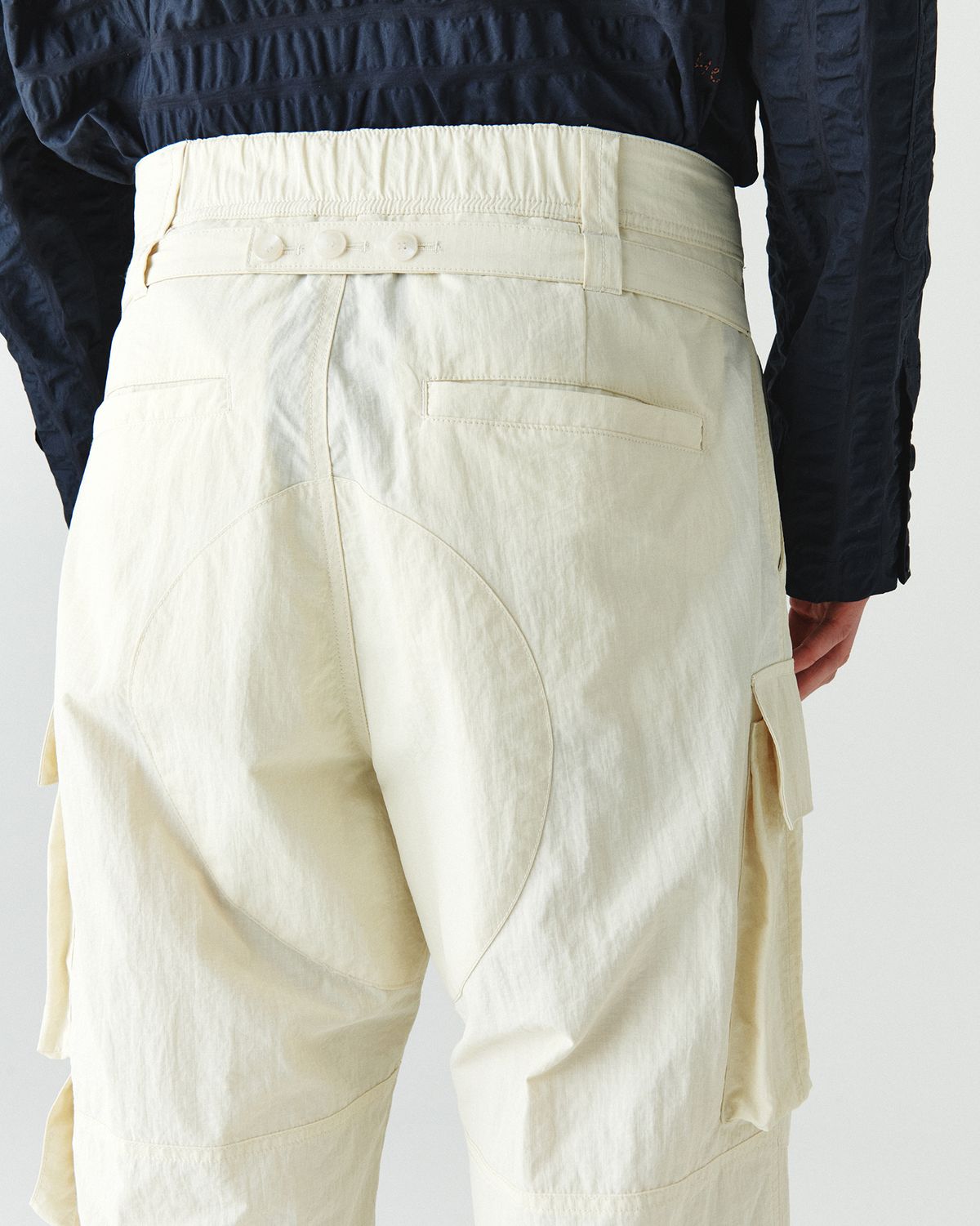 호이테(HEUTE) HET STRAP CARGO PANTS CREAM