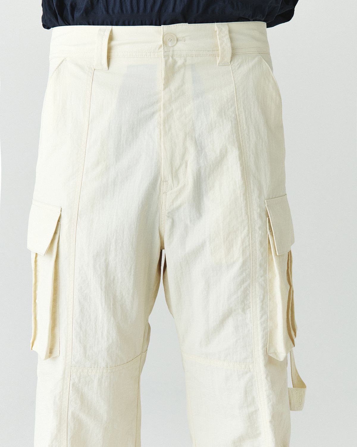 호이테(HEUTE) HET STRAP CARGO PANTS CREAM