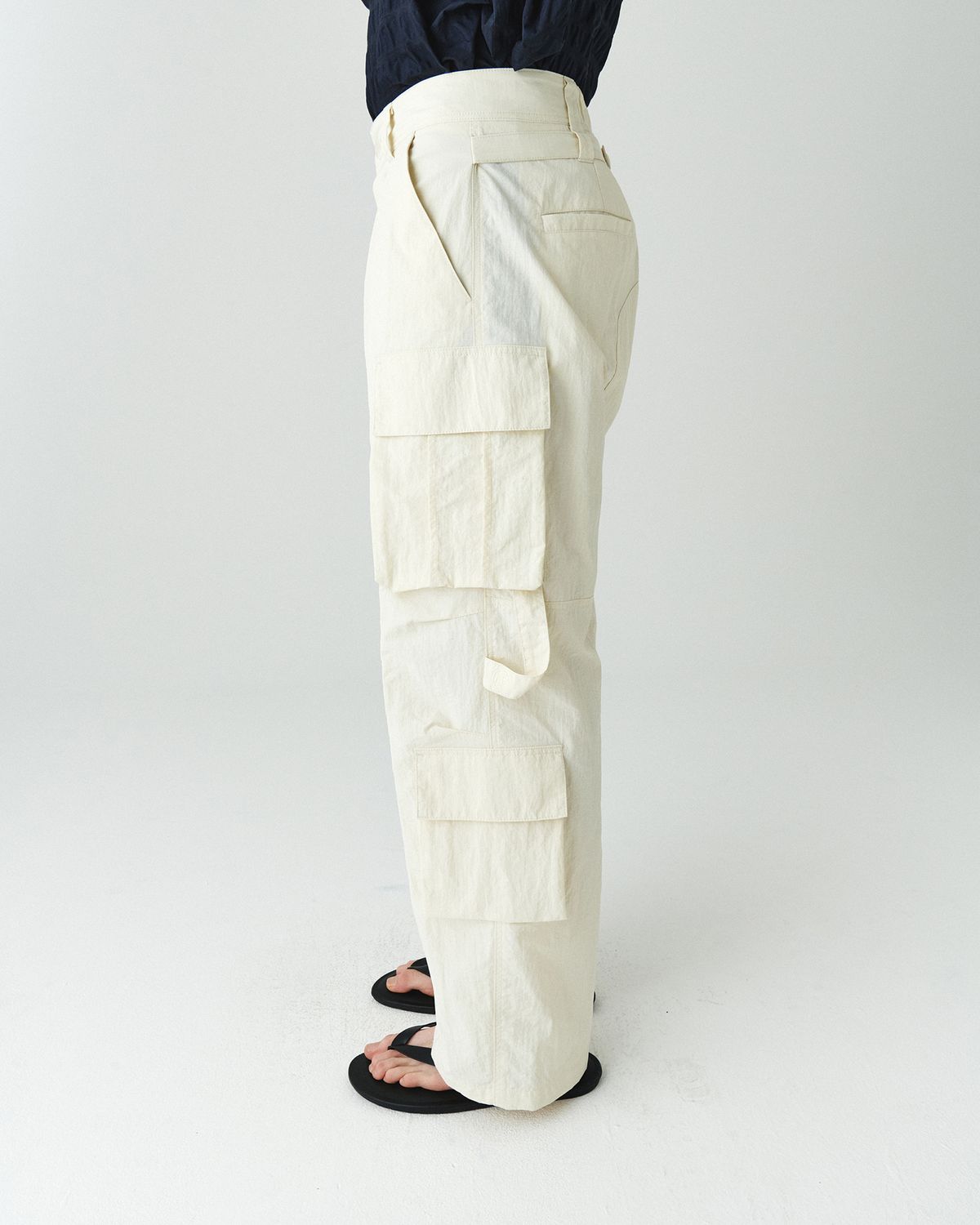 호이테(HEUTE) HET STRAP CARGO PANTS CREAM