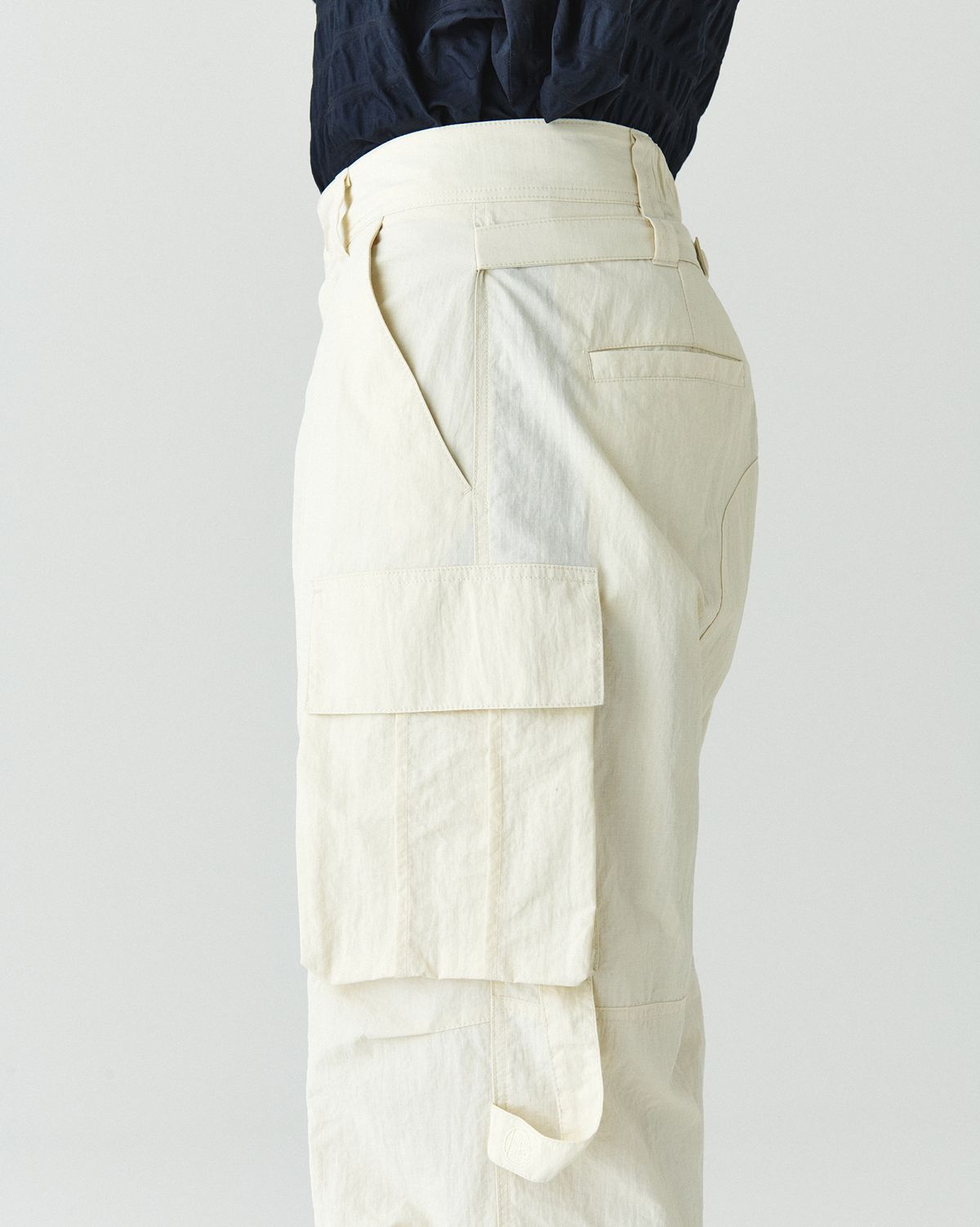 호이테(HEUTE) HET STRAP CARGO PANTS CREAM