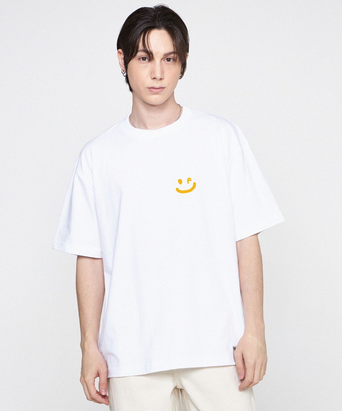그레이버(GRAVER) [UNISEX]스몰 드로잉스마일 반팔티_화이트/옐로우 로고