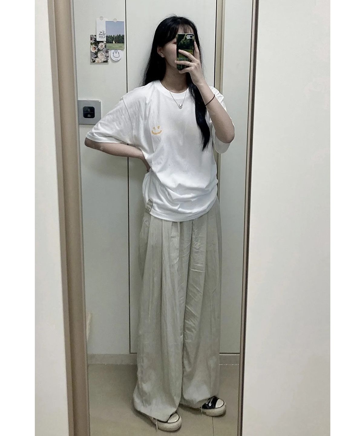 그레이버(GRAVER) [UNISEX]스몰 드로잉스마일 반팔티_화이트/옐로우 로고
