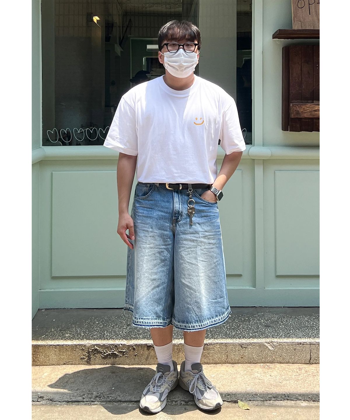 그레이버(GRAVER) [UNISEX]스몰 드로잉스마일 반팔티_화이트/옐로우 로고