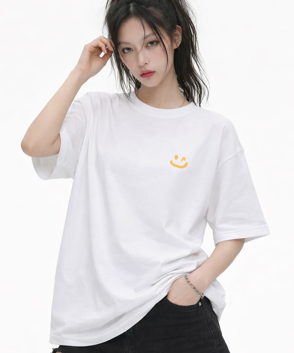 그레이버(GRAVER) [UNISEX]스몰 드로잉스마일 반팔티_화이트/옐로우 로고