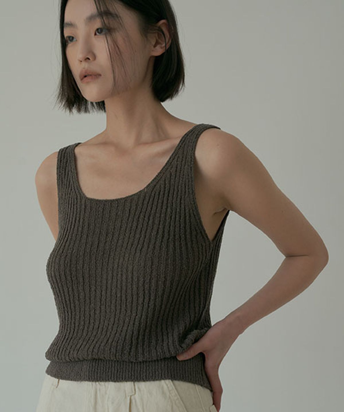 링서울(LINGSEOUL) boucled sleeveless knit-brown