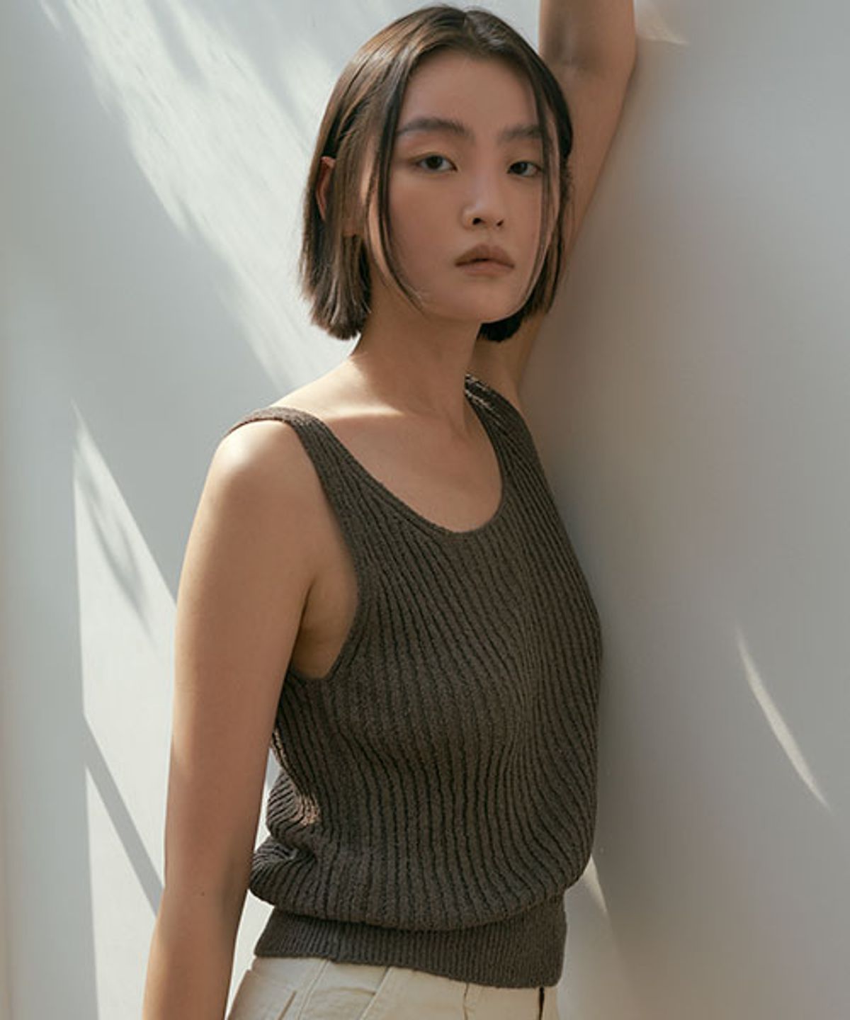 링서울(LINGSEOUL) boucled sleeveless knit-brown