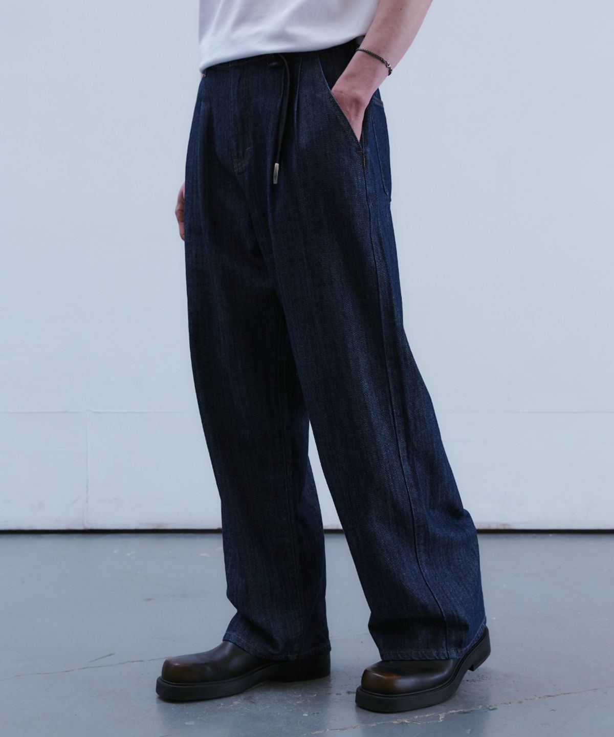 포트너스(FOTTNERS) Light Two Tuck Wide Jeans (Raw Indigo)