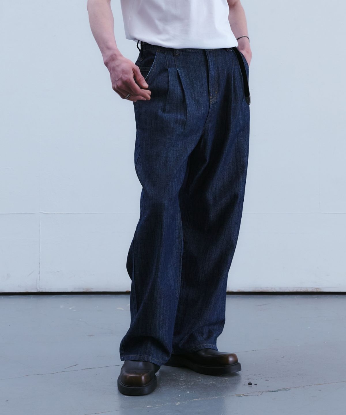포트너스(FOTTNERS) Light Two Tuck Wide Jeans (Raw Indigo)