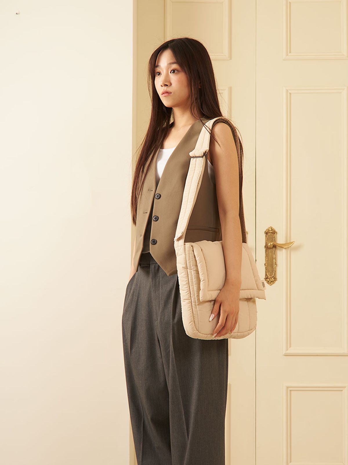 메종크렘(MAISON CREME) Padded Messenger Bag _ M size(Beige)
