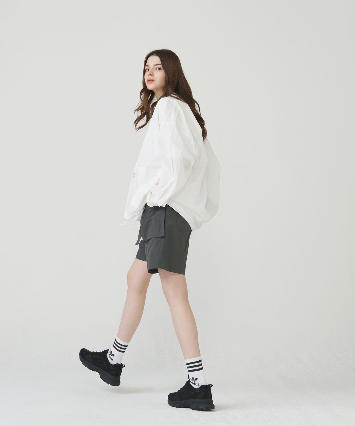 루 프로젝트(LUE PROJECT) 레이어 브이넥 셔츠 - 화이트