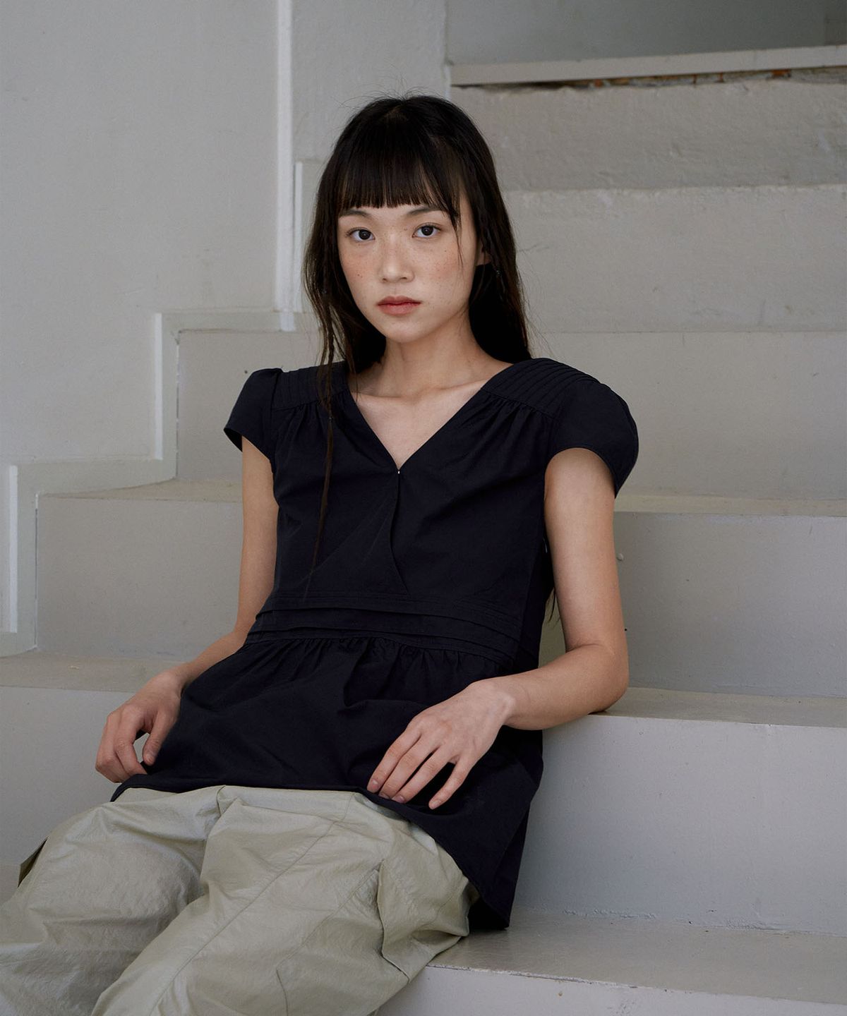 아우로(OURO) PUFF PIN TUCK BLOUSE [ NAVY ]
