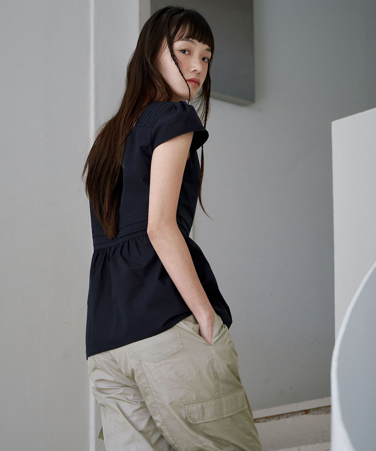 아우로(OURO) PUFF PIN TUCK BLOUSE [ NAVY ]