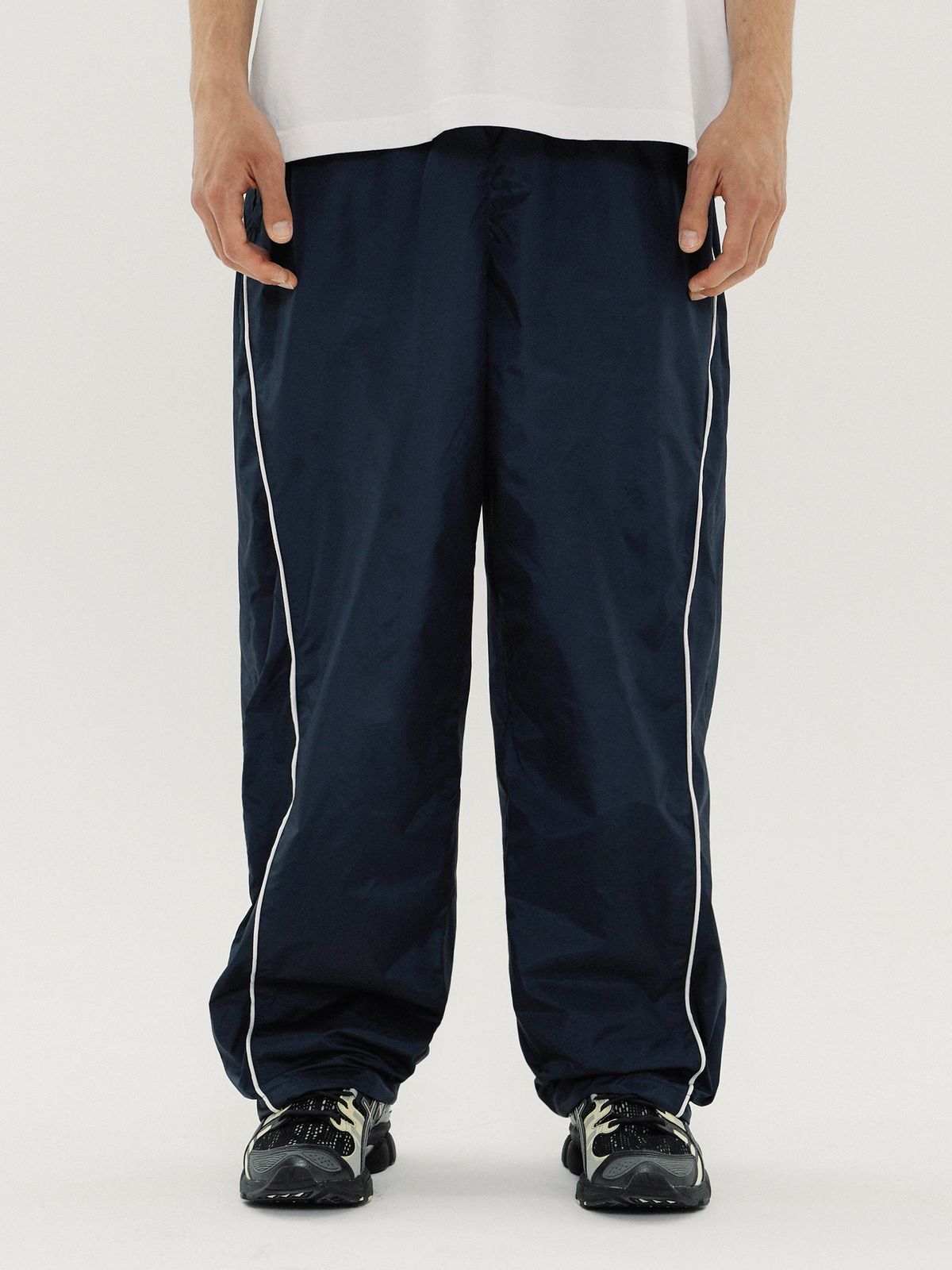 피지컬 디파트먼트(PHYSICAL DEPARTMENT) LINE PIPING TRACK PANTS NAVY
