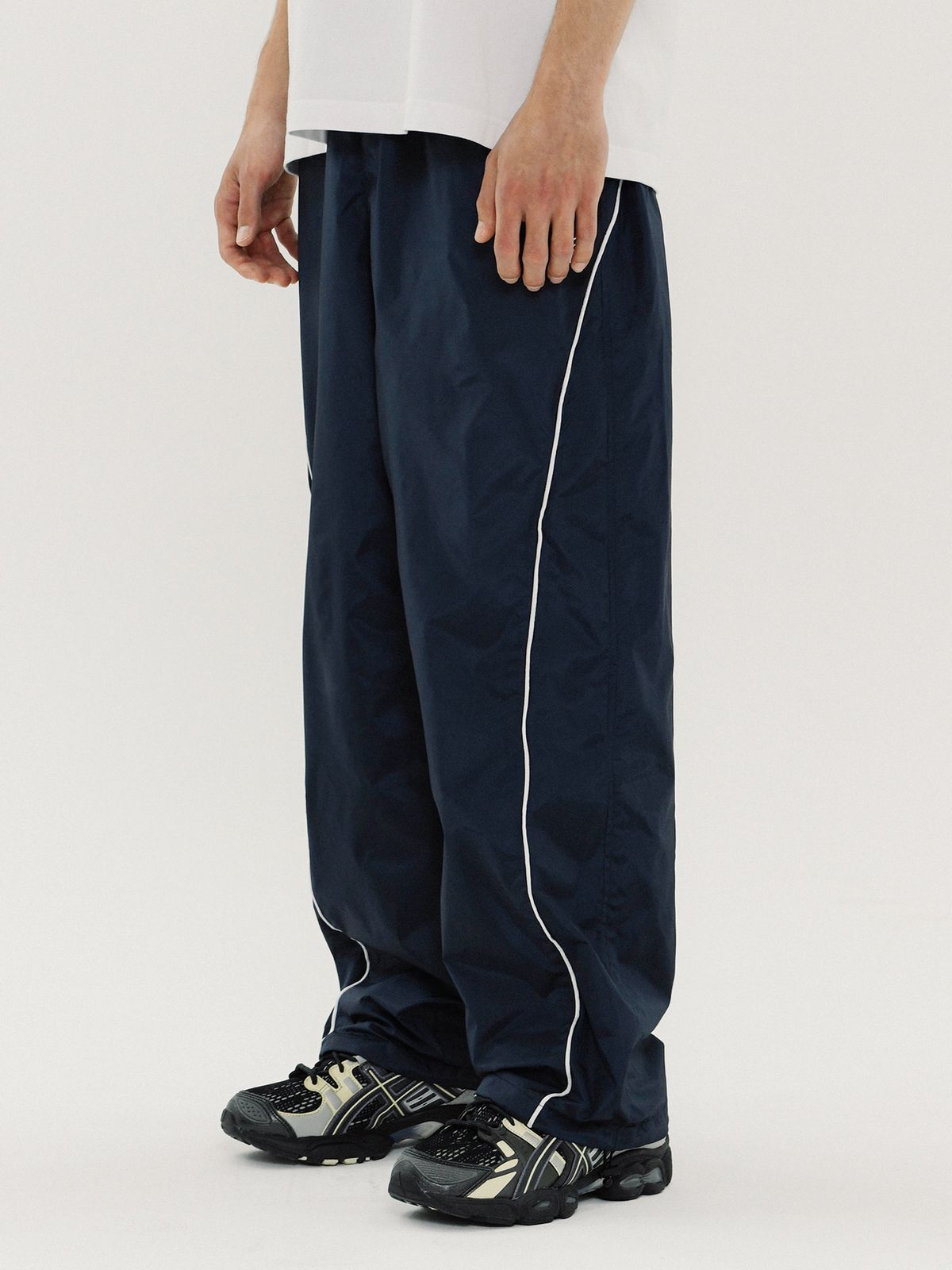 피지컬 디파트먼트(PHYSICAL DEPARTMENT) LINE PIPING TRACK PANTS NAVY