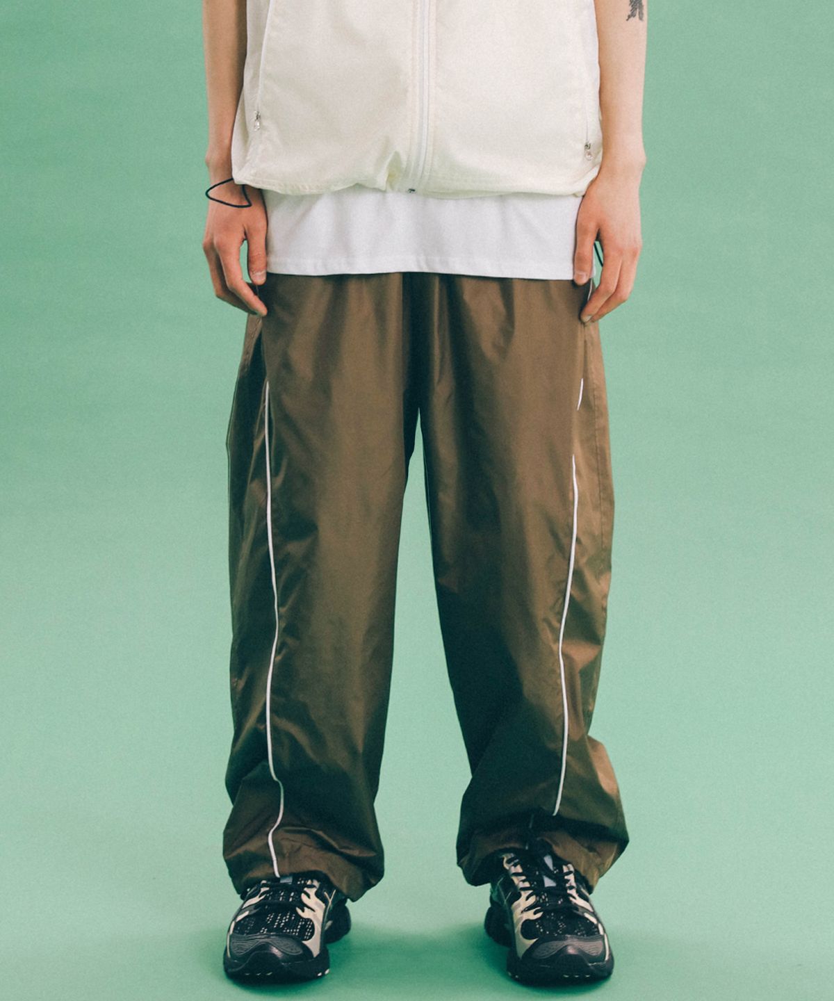 피지컬 디파트먼트(PHYSICAL DEPARTMENT) LINE PIPING TRACK PANTS KHAKI BEIGE