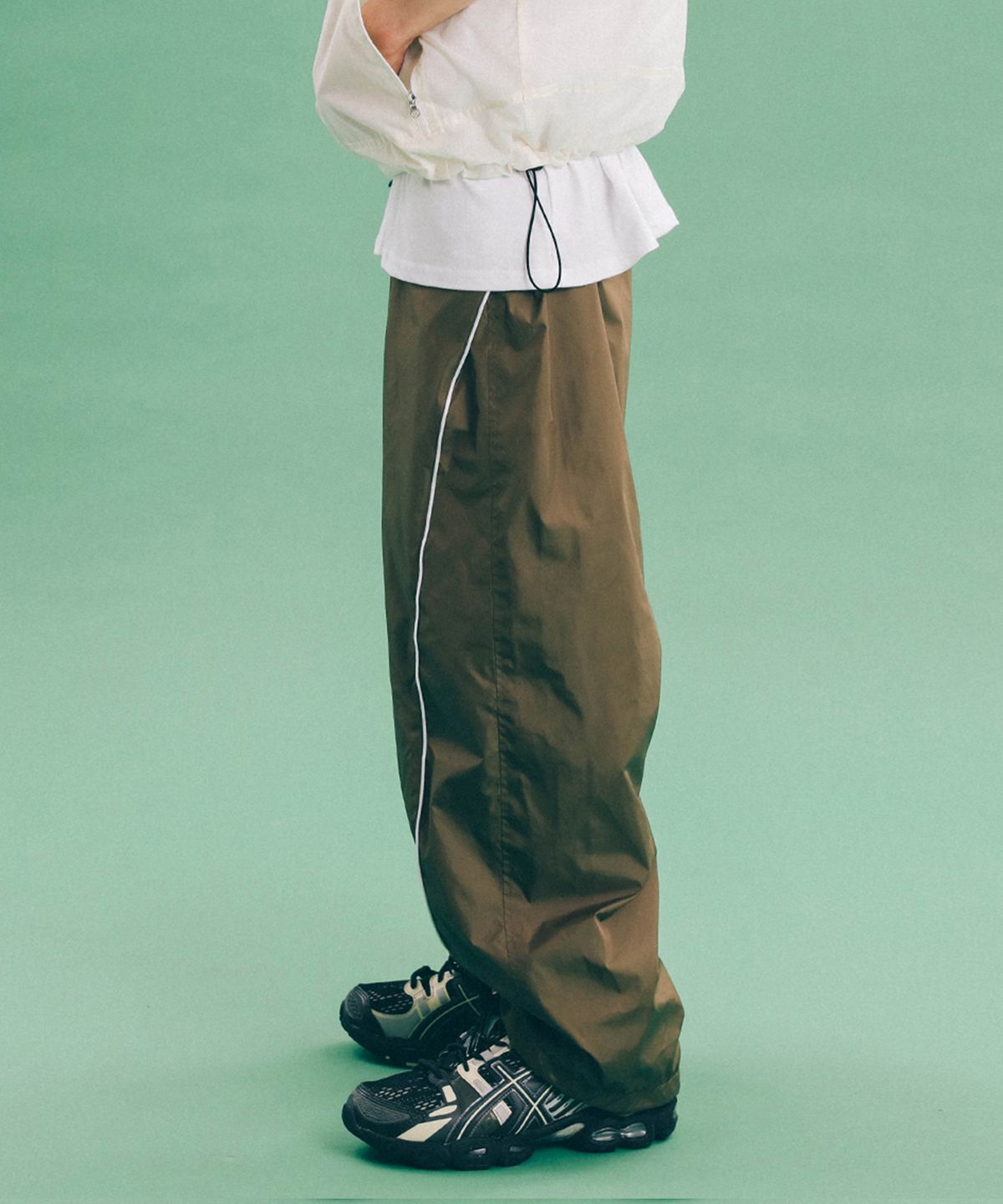 피지컬 디파트먼트(PHYSICAL DEPARTMENT) LINE PIPING TRACK PANTS KHAKI BEIGE