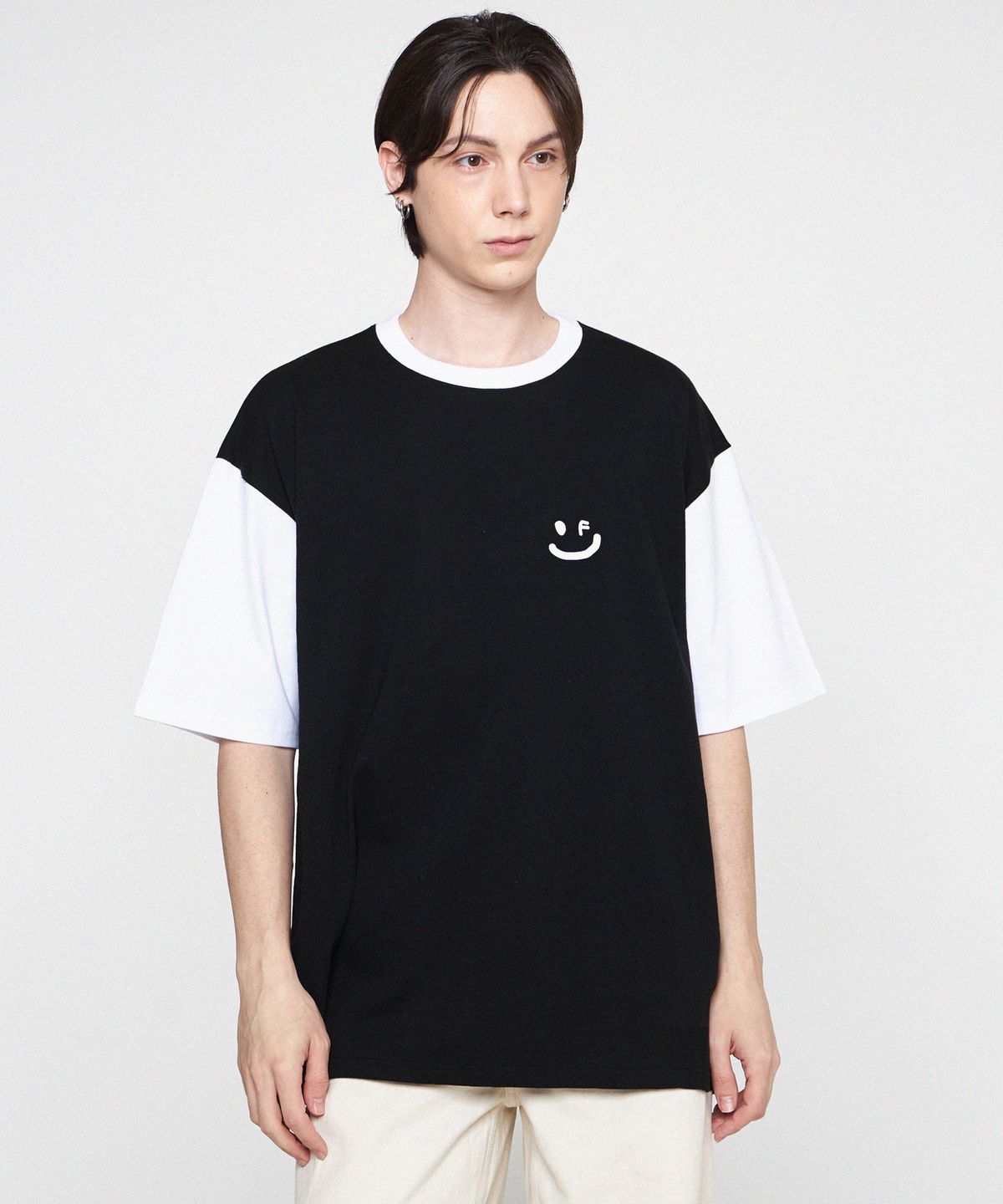 그레이버(GRAVER) [UNISEX]스몰 드로잉스마일 배색 반팔티_블랙