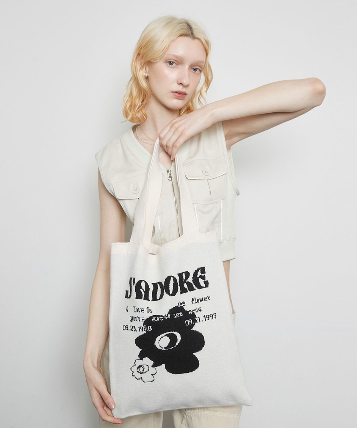 라티젠(LARTIGENT) L3 JADORE FLOWER KNIT BAG(BEIGE)