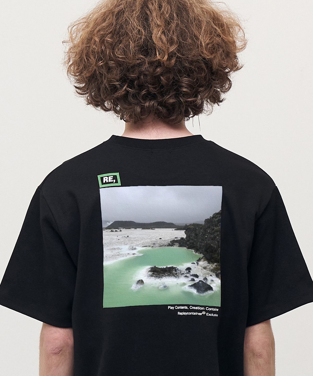 리플레이컨테이너(REPLAY CONTAINER) RE square black campaign half tee (Emerald coast)