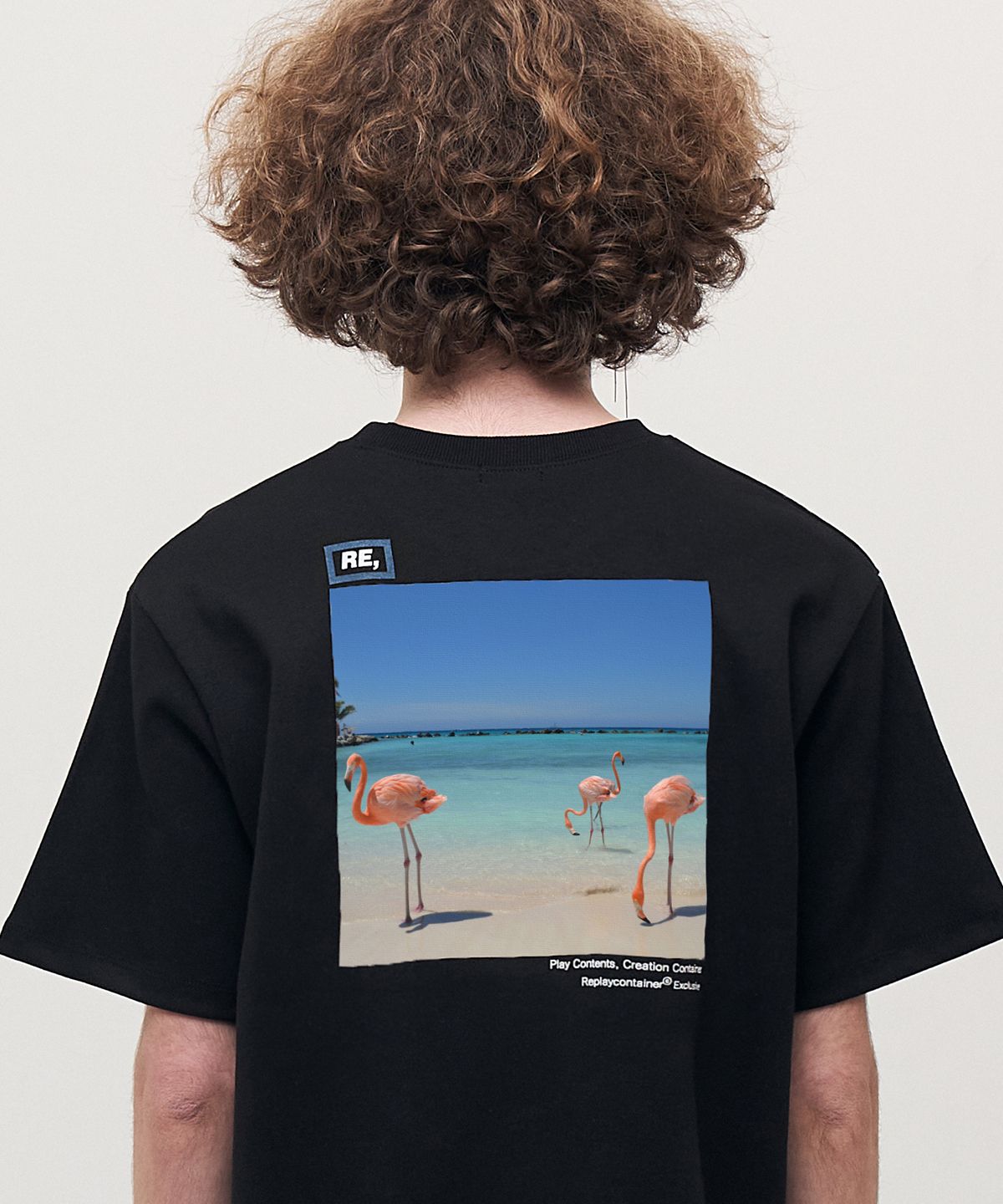 리플레이컨테이너(REPLAY CONTAINER) RE square black campaign half tee (flamingo)