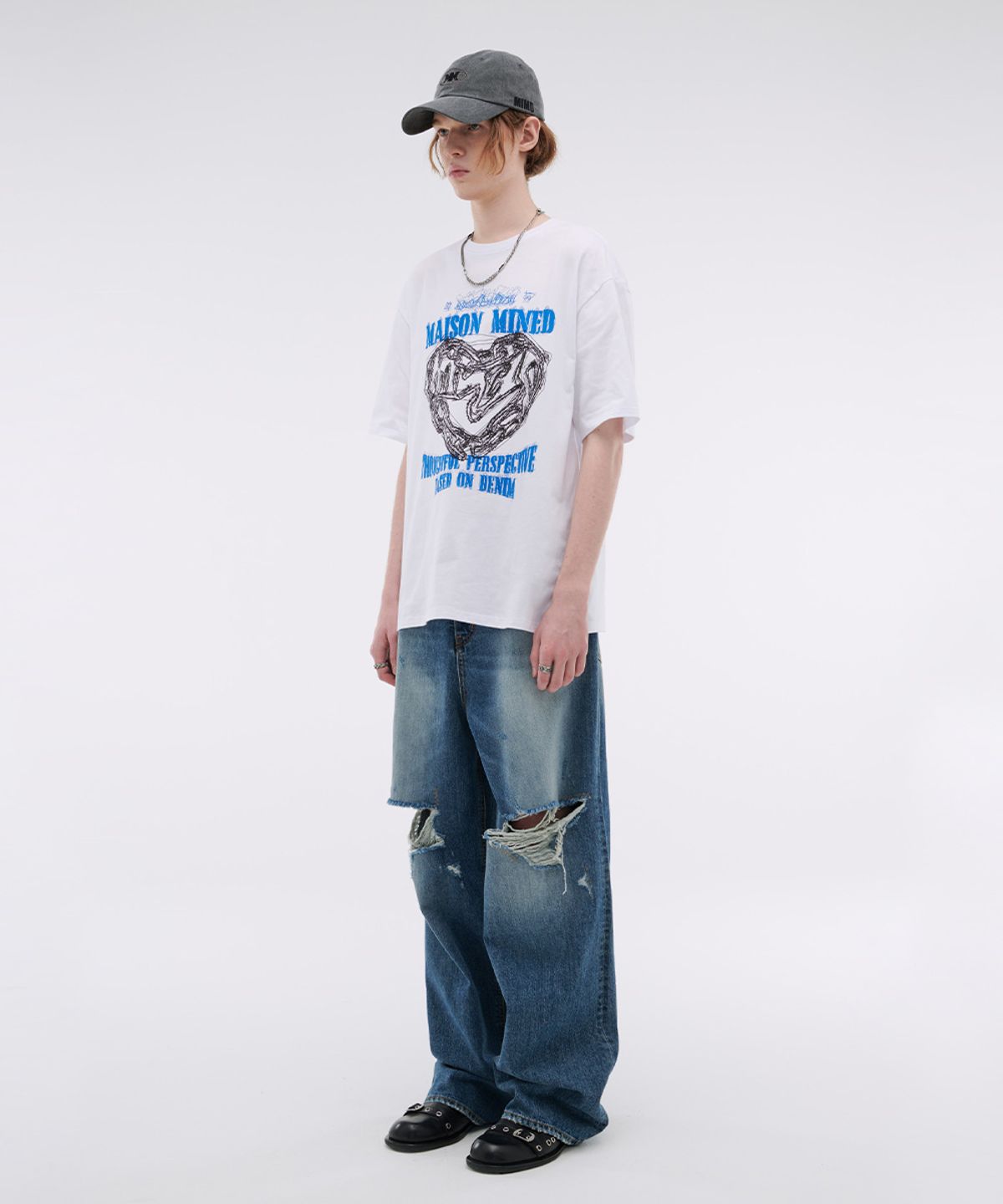 메종미네드(MAISON MINED) DOODLE HEART HALF T WHITE SKY