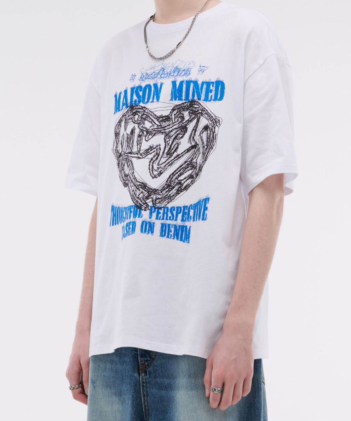 메종미네드(MAISON MINED) DOODLE HEART HALF T WHITE SKY