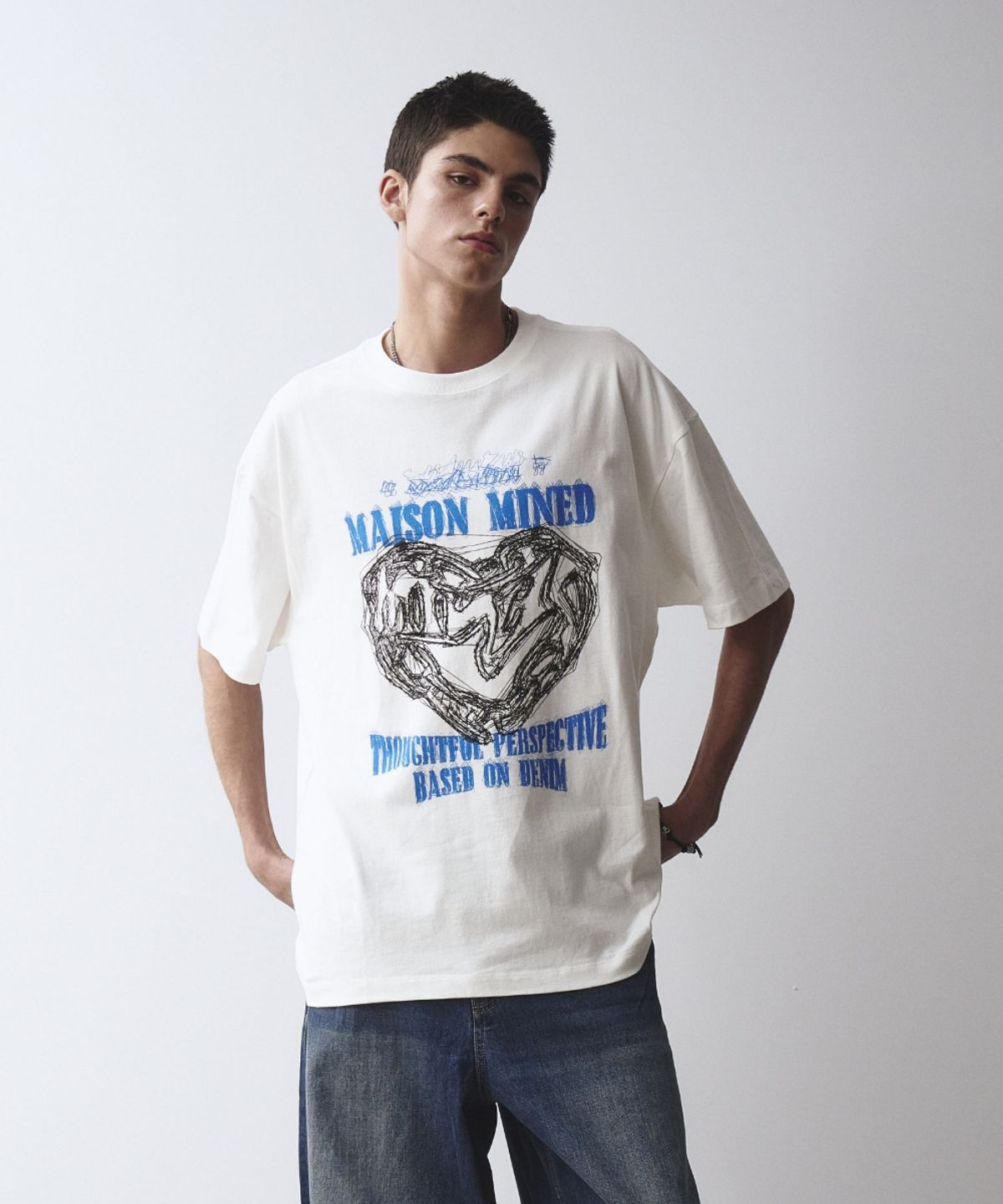 메종미네드(MAISON MINED) DOODLE HEART HALF T WHITE SKY