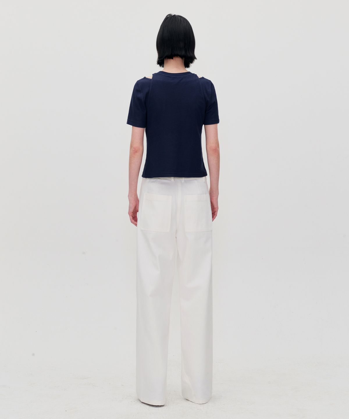 리이(RE RHEE) CUTOUT DETAIL T-SHIRTS