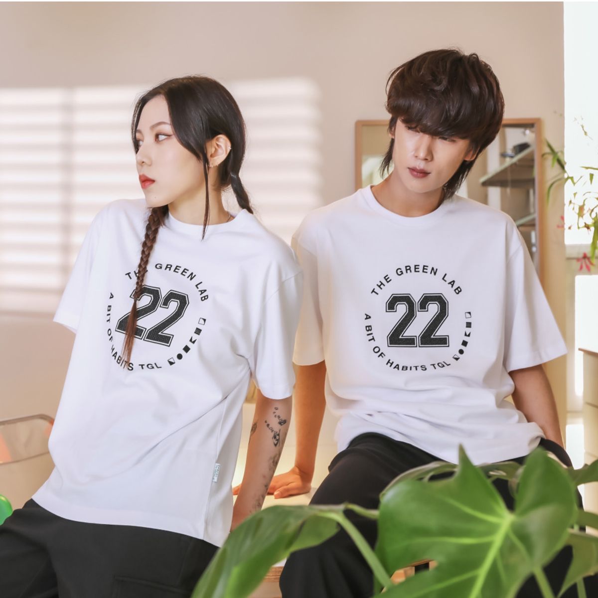 더그린랩(THE GREEN LAB) 스포티 22 반팔 티셔츠 [화이트-블랙 그래픽]