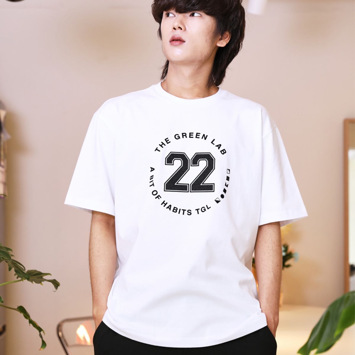 더그린랩(THE GREEN LAB) 스포티 22 반팔 티셔츠 [화이트-블랙 그래픽]
