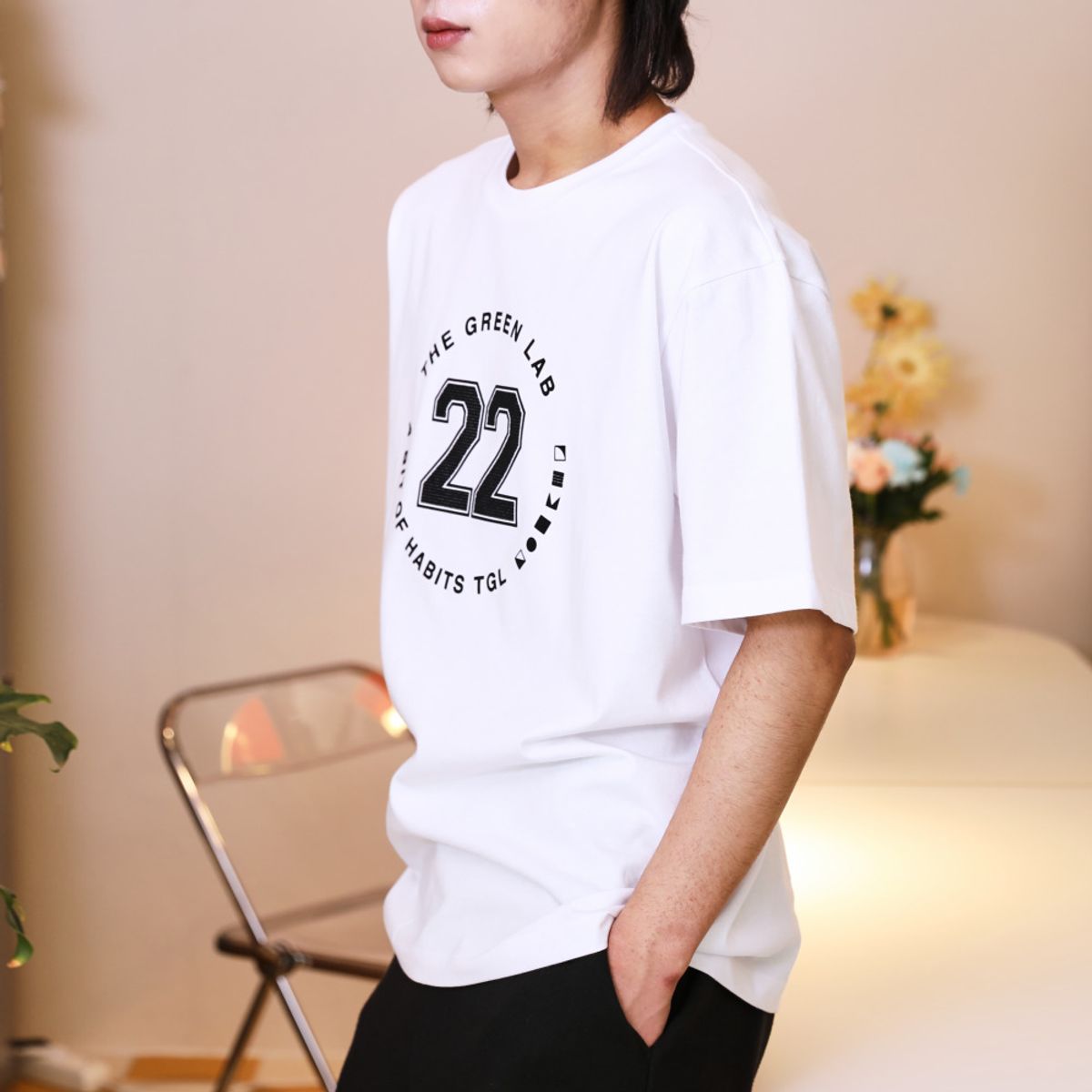 더그린랩(THE GREEN LAB) 스포티 22 반팔 티셔츠 [화이트-블랙 그래픽]