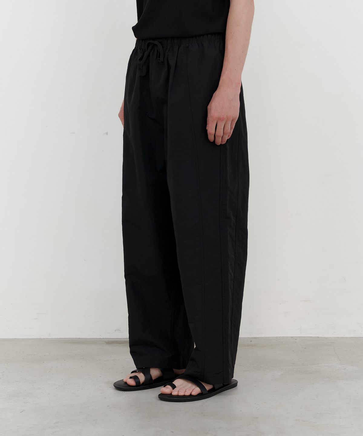 엔도어(ENDOOR) Twisted curved roll-up pants (black)