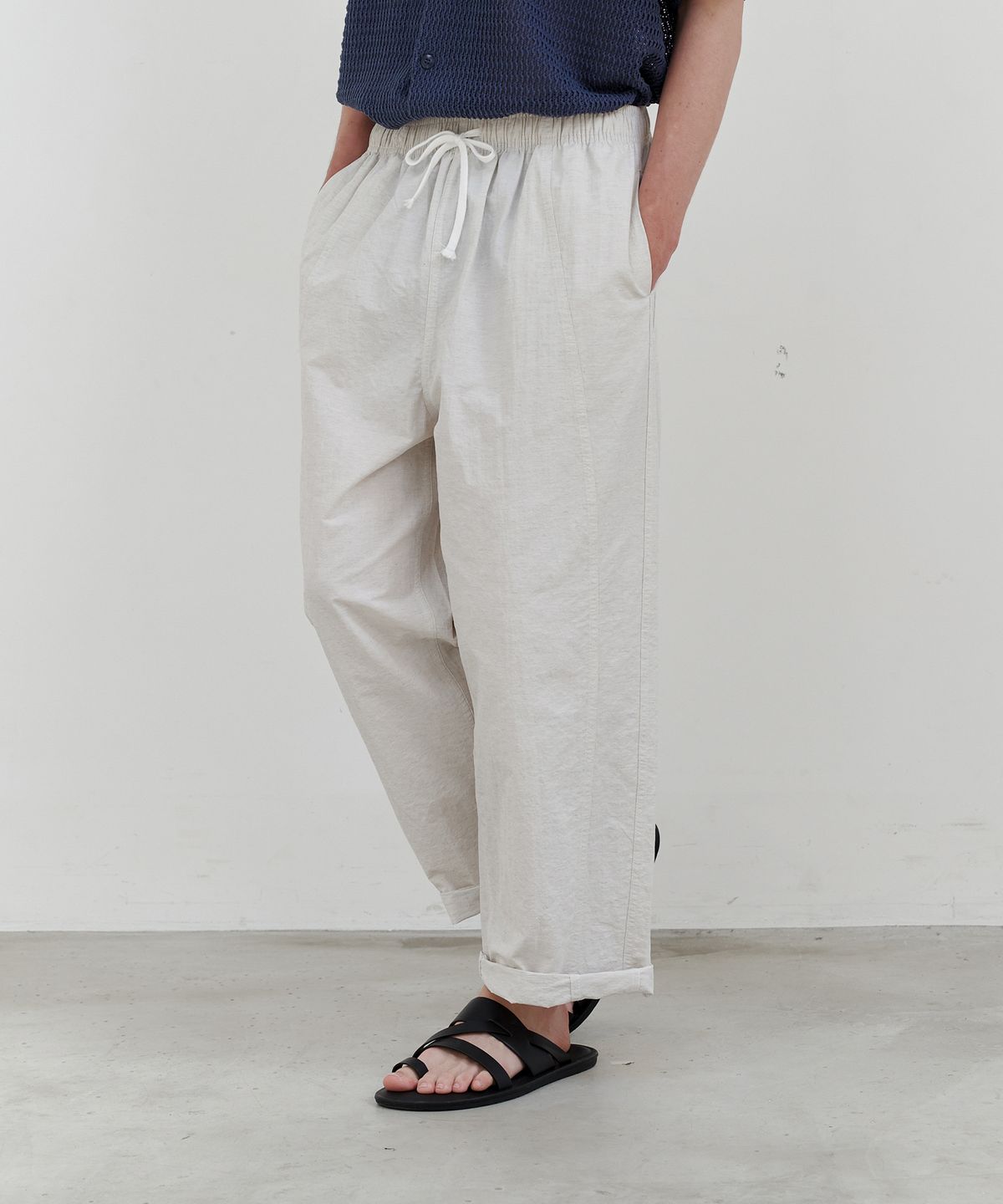 엔도어(ENDOOR) Twisted curved roll-up pants (sand beige)