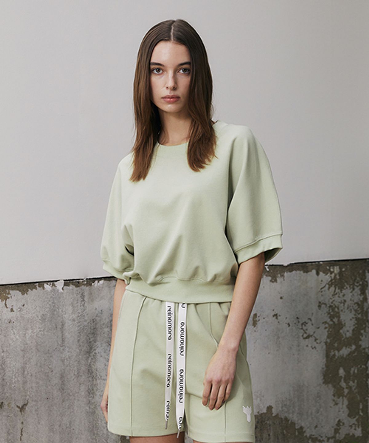레이나모라(REINAMORA) 리사이클 크롭 하프 맨투맨 블랙