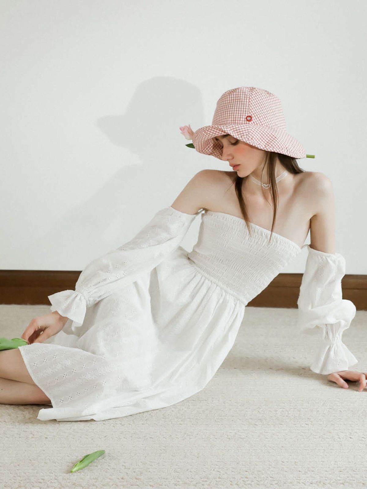 던드롭(DUNDROP) DD_White ruffle off shoulder dress