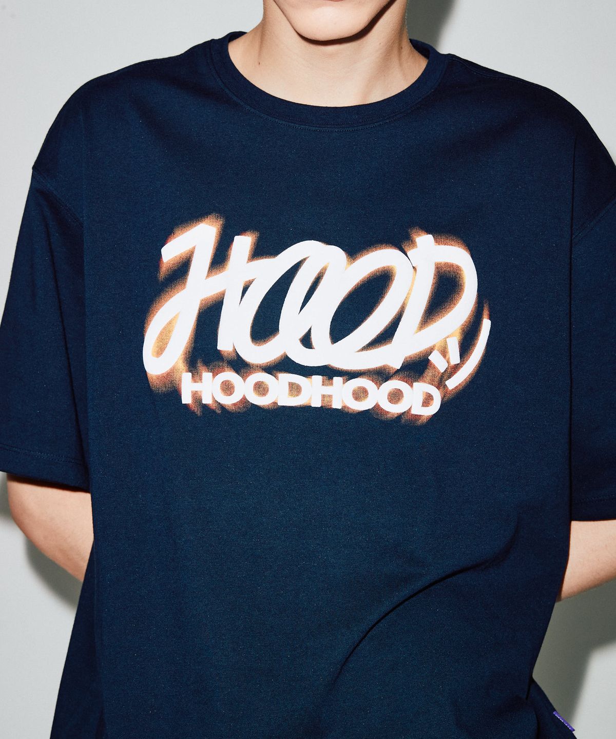 후드후드(HOODHOOD) 네온사인 로고 반팔티셔츠 네이비