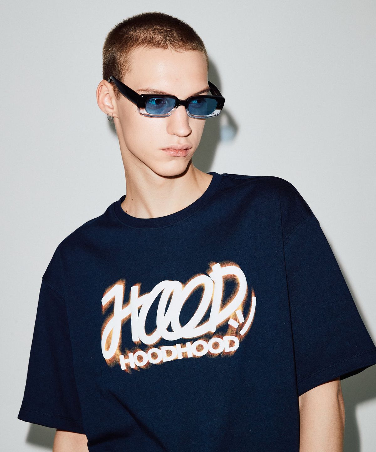 후드후드(HOODHOOD) 네온사인 로고 반팔티셔츠 네이비
