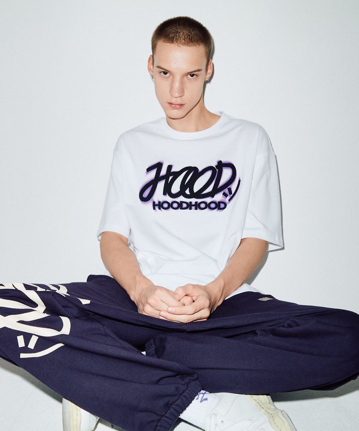 후드후드(HOODHOOD) 네온사인 로고 반팔티셔츠 화이트