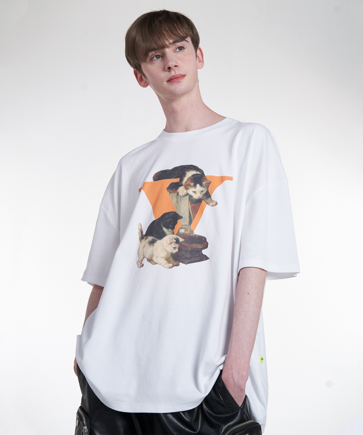 벌스원(VERSE ONE) CATS LOGO T-SHIRTS #1 WHITE
