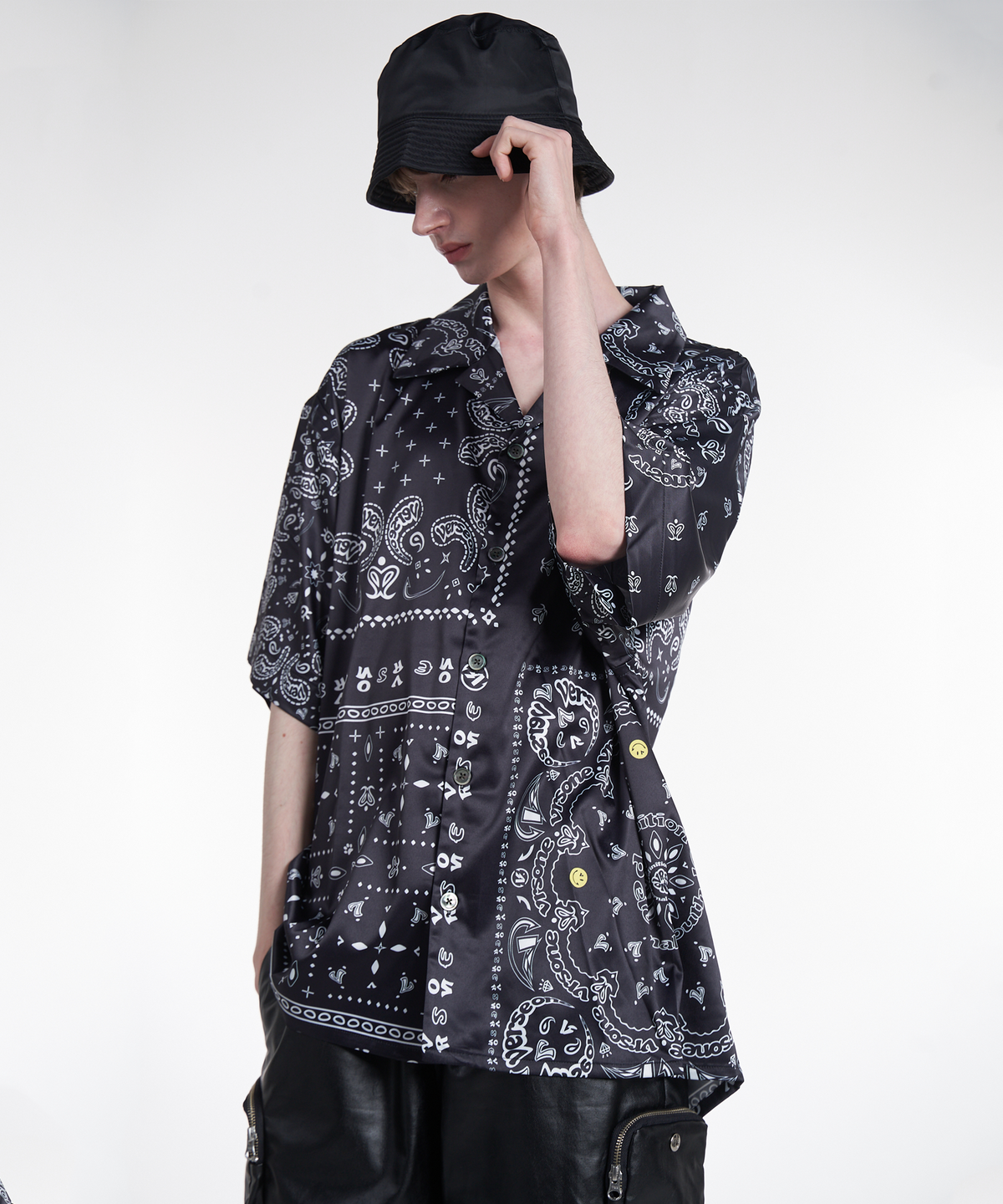 벌스원(VERSE ONE) OVER FIT PAISLEY S/S SPANDEX SHIRTS BLACK